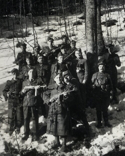 Oddział „Żandarmeria” PPAN w pobliżu ziemianki pod Halą Łabowską zimą 1948/1949 r. Na czapkach i furażerkach błyszczą się w słońcu metalowe orły. Fot. Tadeusz Ryba (z zasobu IPN)