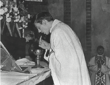 Eucharystia w czasie święceń kapłańskich, 1972 r. (fot. z portalu https://popieluszko.ipn.gov.pl)