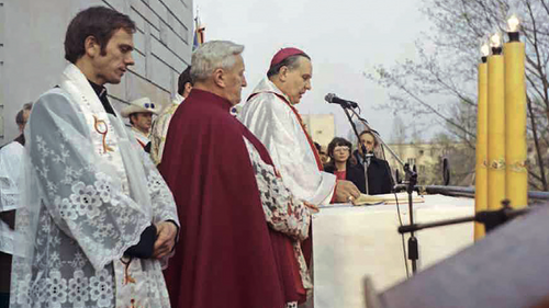 Ks. Jerzy Popiełuszko w czasie Mszy św. w Hucie Warszawa, maj 1981 r. (fot. z portalu https://popieluszko.ipn.gov.pl)