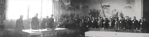 Moment odczytania wyroku w sprawie Jana Kempińskiego (stoi w szeregu pierwszy z lewej) i towarzyszach przez sędziego Wojskowego Sądu Rejonowego w Poznaniu, świetlica Komendy Wojewódzkiej Milicji Obywatelskiej w Poznaniu, 4 maja 1946 r. Fot. AIPN