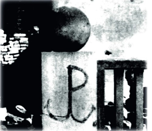 Pierwszy znak kotwicy w okupowanej Warszawie, umieszczony na werandzie cukierni Lardellego (zdjęcie z okresu wojny)