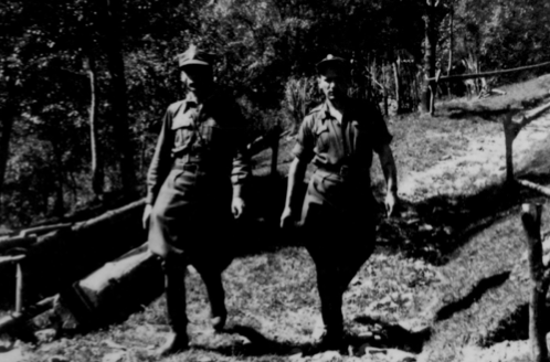 Kpt. Antoni Płanik „Roman” (z lewej) i por. Antoni Andrzejewski „Kirbis” w drodze do oddziału (fot. IPN)