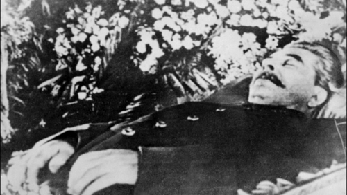 Ciało Józefa Stalina w trumnie