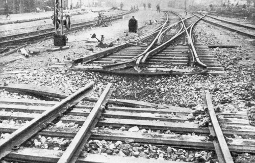 Zniszczone tory kolejowe pod Łowiczem, 1939-1945 r. Fot. NAC