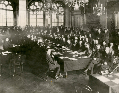 Podpisania traktatu preliminarnego między Polską, Rosją Sowiecką i Ukraińską SRR w pałacu Czarnogłowców w Rydze 12 października 1920 roku (w prawym dolnym rogu stolik z trzema egzemplarzami dokumentu). Fot. WBH