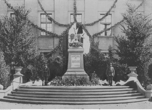 Pomnik ku czci poległych saperów wzniesiony w 1923 r. na terenie koszar 7. Pułku Saperów przy ul. Rolnej w Poznaniu (fot. ze zbiorów NAC)