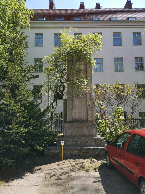 Pomnik Józefa Piłsudskiego w podwórzu domu przy ul. Rolnej 47, maj 2020 r. (fot. A. Pleskaczyński)