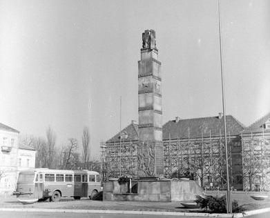 Pomnik Armii Czerwonej. Stary Rynek w Łowiczu. 1975 r. (fot. NAC)