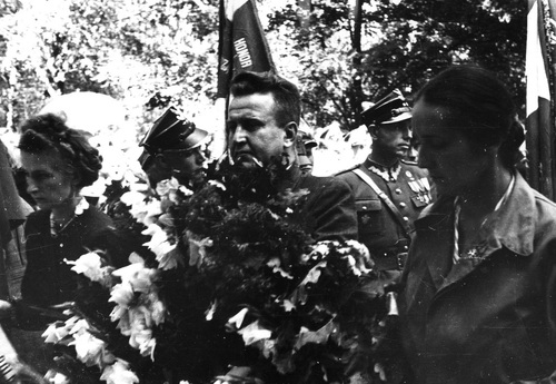Uroczystość poświęcenia pomnika pamięci żołnierzy Armii Krajowej na Cmentarzu Wojskowym na Powązkach. Fot. NAC