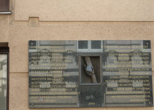Budapeszt, tablica na budynku, w którym mieściła się siedziba kierowanego przez H. Sławika Komitetu. Fot. Tomasz Kurpierz