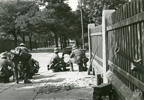 Niemieckie ciężkie karabiny maszynowe w akcji. Katowice, 4 IX 1939 r. Fot. z zasobu IPN