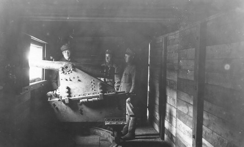 Z walk polsko-ukraińskich w latach 1918 - 1919: wnętrze wagonu artyleryjskiego pociągu pancernego „Śmiały”, żołnierze przy armacie na stanowisku bojowym. Ze zbiorów Narodowego Archiwum Cyfrowego
