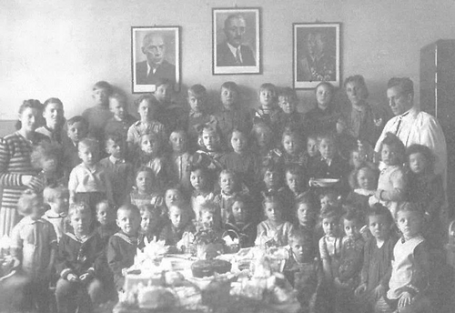 Ksiądz Hilary Jastak w otoczeniu dzieci i pracowników z gdyńskiego przedszkola, 1946 r. (fot. z książki Krzysztofa Wójcickiego "Rozmowy z Księdzem Hilarym Jastakiem")