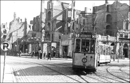 Tramwaj w Szczecinie, Al. Wyzwolenia, 1948 r. (fot. Wikipedia/Krystyna Łyczywek/CC BY-SA 3.0)