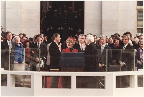 Ronald Reagan składa na Kapitolu przysięgę prezydencką na ręce ówczesnego Prezesa Sądu Najwyższego USA, Warrena Earla Burgera, Waszyngton, 20 stycznia 1981. Fot. Wikimedia Commons/domena publiczna