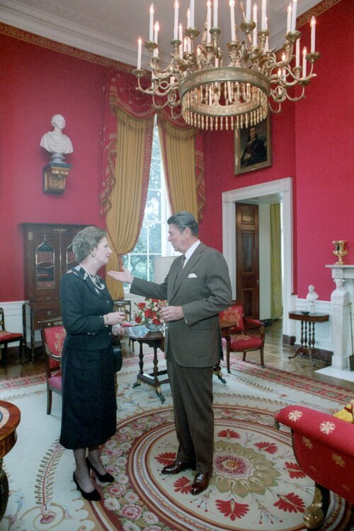 Pokój Czerwony Białego Domu, 1983. Prezydent USA Ronald Reagan rozmawia z premier Wielkiej Brytanii Margaret Thatcher. Fot. Wikimedia Commons/domena publiczna