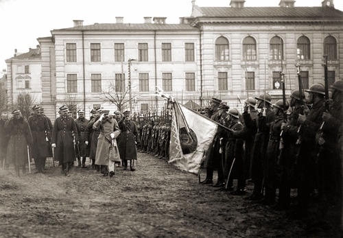 Przegląd oddziałów Wojska Polskiego na Placu Łukiskim po zajęciu Wilna,  19 IV 1919 r. (fot. CAW)