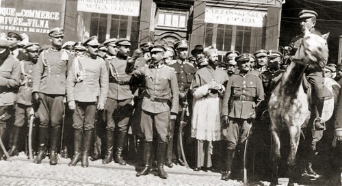 Oficerowie Wojska Polskiego w zajętym Mińsku, sierpień 1919 r. (fot. CAW)