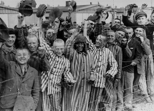 Wyzwoleni przez Amerykanów więźniowie KL Dachau