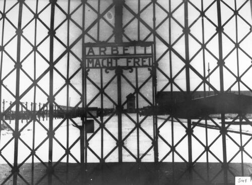 Slogan niemieckich zbrodniarzy: "Arbeit macht frei" (niem.: "praca czyni wolnym") umieszczany był w wielu obozach koncentracyjnych. Na zdjęciu napis na kracie bramy KL Dachau
