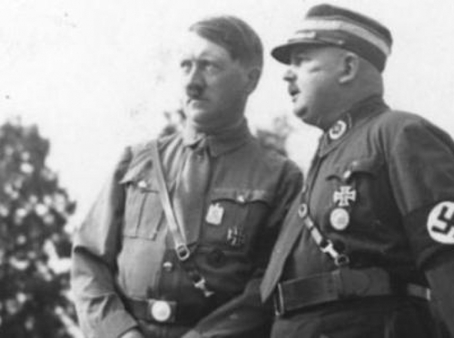 Adolf Hitler i przywódca SA Ernst Roehm, Norymberga, 1933 rok. Na zdjęciu jest dwóch mężczyzn ubranych w mundury formacji nazistowskich w Niemczech okresu hitlerowskiego. Hitler ma odkrytą głowę, Roehm ma na głowie czapkę, a na lewym ramieniu opaskę ze swastyką. Fotografia ze zbiorów Bundesarchiv.
