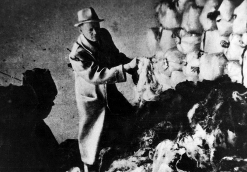 Członkowie sowieckiej Nadzwyczajnej Komisji Państwowej oglądają stertę worków z włosami zamordowanych więźniarek KL Auschwitz II-Birkenau, zapakowanymi przez Niemców i przygotowanymi do wysyłki w celu wykorzystania przemysłowego, luty 1945 r. (fot. IPN)