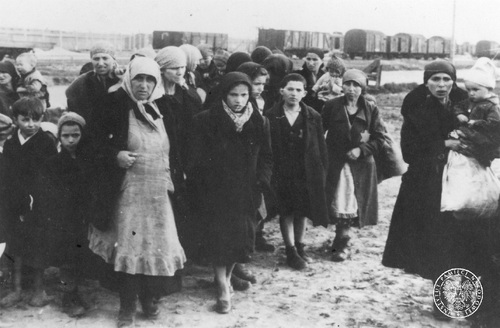 Grupa kobiet i dzieci przybyłych w transporcie do KL Auschwitz-Birkenau, sierowanych po selekcji do krematorium, maj 1944 r. Fot. AIPN
