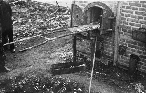 Obóz na Majdanku po oswobodzeniu przez Armię Czerwoną, lipiec 1944. Piec krematorium z wysuwaną żelazną szuflą do kremacji zwłok; na ziemi widać szczątki spalonych zwłok. Fot. z zasobu IPN