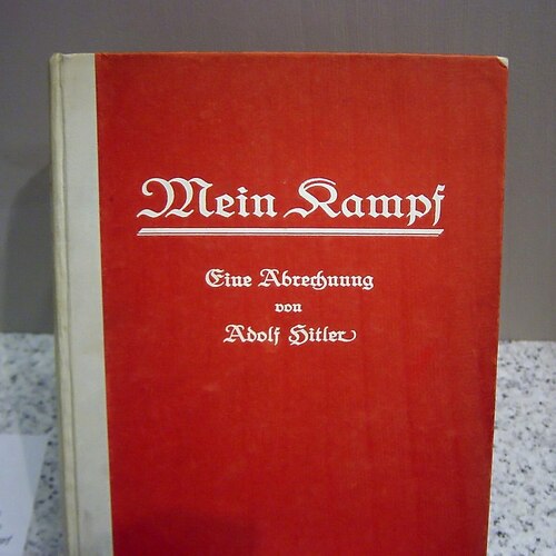 Pierwsze niemieckie wydanie książki, z lipca 1925, eksponowane w Niemieckim Muzeum Historycznym w Berlinie. Fot Wikimedia Commons (domena publiczna)