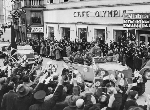 Wizyta Adolfa Hitlera w Linzu po Anschlussie Austrii, 13 marca 1938 r. Fot. NAC