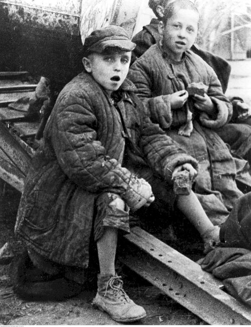 Dzieci polskie, które dotarły do formującej się Armii Andersa (fot. NAC)