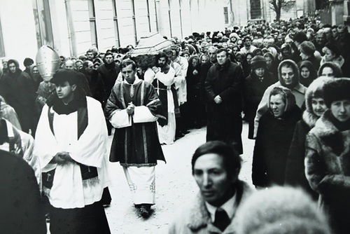 Kilkutysięczna rzesza wiernych żegna swego kapłana, Złoczów, 30 grudnia 1992 r. Fot. ze zbiorów Jana Cieńskiego, bratanka biskupa