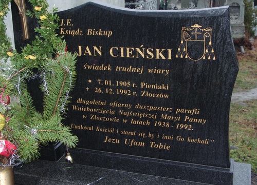 Grób bp. Jana Cieńskiego na cmentarzu w Złoczowie. Fot. Kinga Hałacińska