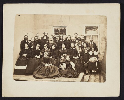 Grupa Polaków - zesłańców w Penzie (Rosja), fotografia z 1863-1865. Ze zbiorów cyfrowych Muzeum Narodowego w Warszawie
