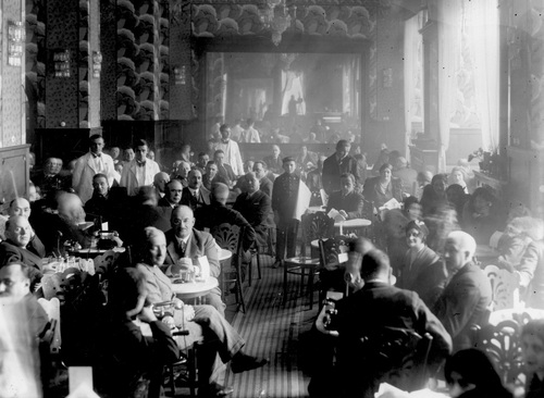 Guests of the “George” restaurant in Warsaw, sitting by the tables, 1932