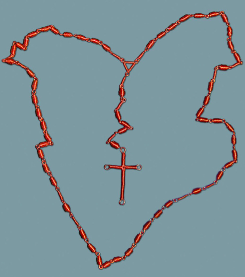 Różaniec z drutu, przywieziony z deportacji do Donbasu, ofiarowany ks. infułatowi Pawłowi Pyrchale (fot. ze zbiorów ks. Pawła Pyrchały, udostępniona na potrzeby edukacyjne IPN)