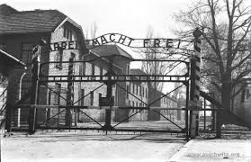 Obozy powstawały także w barakach dotychczasowych niemieckich obozów koncentracyjnych. Na zdjęciu brama obozu KL Auschwitz