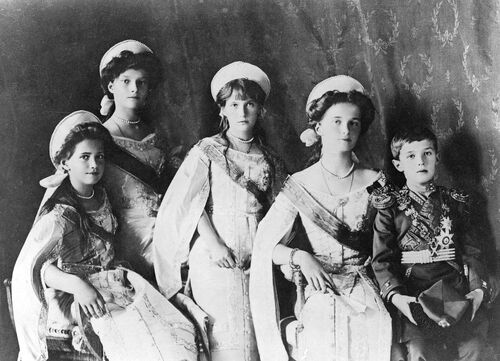Dzieci ostatniego cesarza Rosji  Mikołaja II i cesarzowej Aleksandry Fiodorowny na fotografii z 1911 r. W 1918 r. zostały wraz z rodzicami zgładzone przez bolszewików.