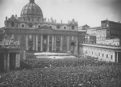 Wierni przed bazyliką św. Piotra podczas kanonizacji bł. Andrzeja Boboli w Rzymie, 1938 r. Fot. NAC