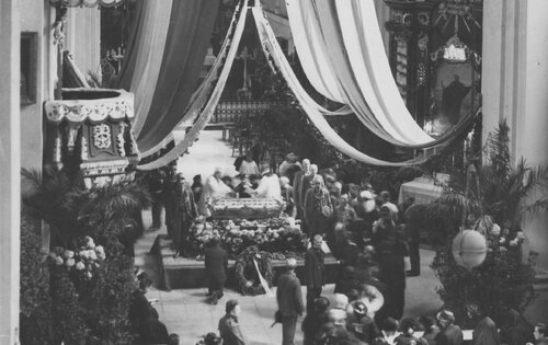 Trumna z relikwiami św. Andrzeja Boboli w kościele OO. Jezuitów w Poznaniu, po prawej ołtarz boczny z wizerunkiem świętego, czerwiec 1938 r. Fot. NAC