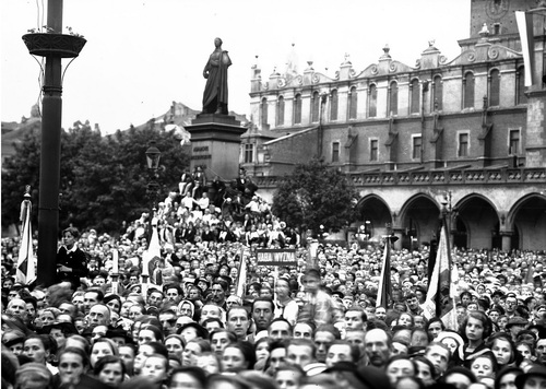 Wierni na Rynku w Krakowie podczas uroczystości sprowadzenia relikwii św. Andrzeja Boboli do Polski, czerwiec 1938 r. Fot. NAC