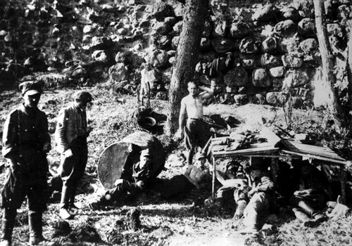 Żołnierze AK trzymani przez sowietów pod gołym niebem w obozie w Miednikach Królewskich. Ze zbiorów Muzeum Armii Krajowej Okręgu Wilno „Wiano”