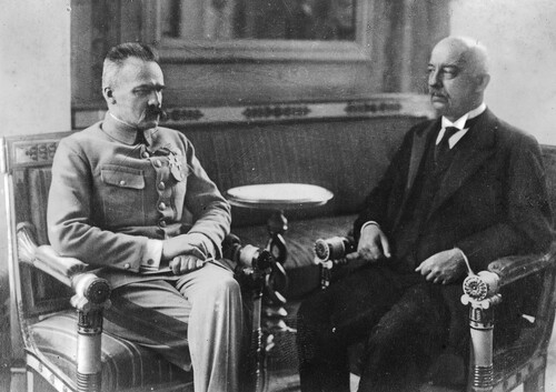 Naczelnik Państwa Józef Piłsudski podczas rozmowy z nowo wybranym Prezydentem RP Gabrielem Narutowiczem. Belweder, 10 grudnia 1922. Ze zbiorów Narodowego Archiwum Cyfrowego