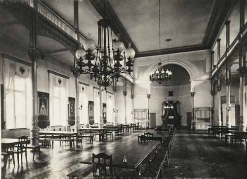 Na fotografii z 1902 r. wnętrze budynku Instytutu Aleksandryjsko-Maryjskiego, który był pierwszą siedzibą parlamentu w II RP. Fot. Biblioteka Narodowa