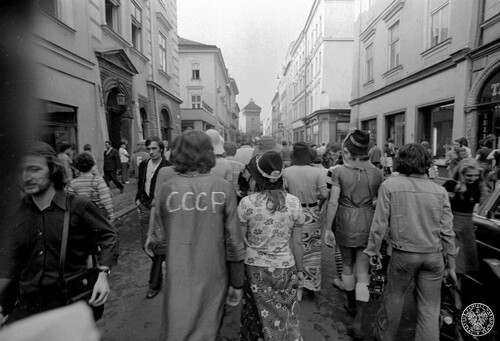 Juwenalia w Krakowie, 1975. Studenci idą ulicą Floriańską w kierunku Bramy Floriańskiej. Z kolekcji fotografii Jana Hausbrandta (w zasobie IPN)