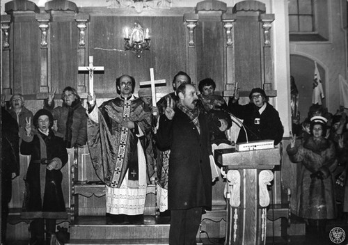 Suchowola, Msza święta za duszę zamordowanego ks. Jerzego Popiełuszki, 11 listopada 1984 - ks. Stanisław Suchowolec w szatach liturgicznych stoi z krzyżem. Fot. z zasobu IPN (z kolekcji Jana Beszty-Borowskiego)
