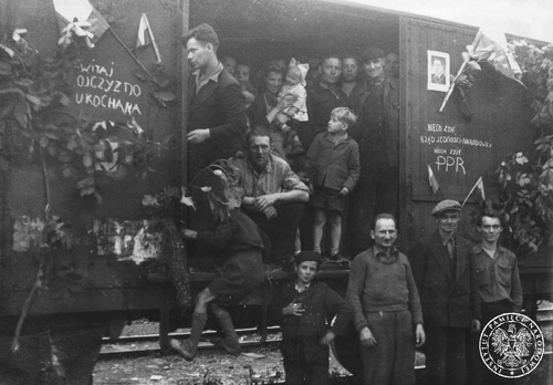 Wagon z ludźmi na jednej ze stacji kolejowych. Fotografia z albumu Państwowego Urzędu Repatriacyjnego, 1945-1946 r. Fot. AIPN