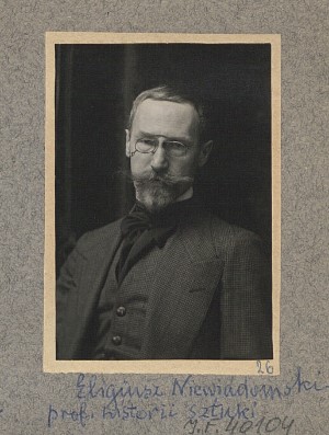 Zdjęcie Eligiusza Niewiadomskiego z albumu fotografii osób związanych ze Szkołą Inżynierską im. H. Wawelberga i S. Rotwanda, 1917. Autor albumu: Jan Miszczak (fotograf). Ze zbiorów cyfrowych Biblioteki Narodowej (polona.pl)