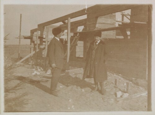 Gabriel Narutowicz na budowie osady żołnierskiej w Wiercieliszkach (powiat grodzieński, woj. białostockie), 22 października 1921 r. Ze zbiorów cyfrowych Biblioteki Narodowej (polona.pl)