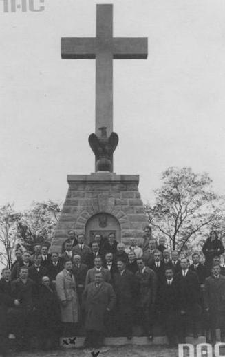 Pomnik legionistów polskich, poległych w bitwie pod Laskami w 1914, ustanowiony w Żytkowicach. Przed monumentem widoczni Członkowie Związku Legionistów, w tym starosta powiatu kazimierskiego Czesław Kowalski Jan Prot